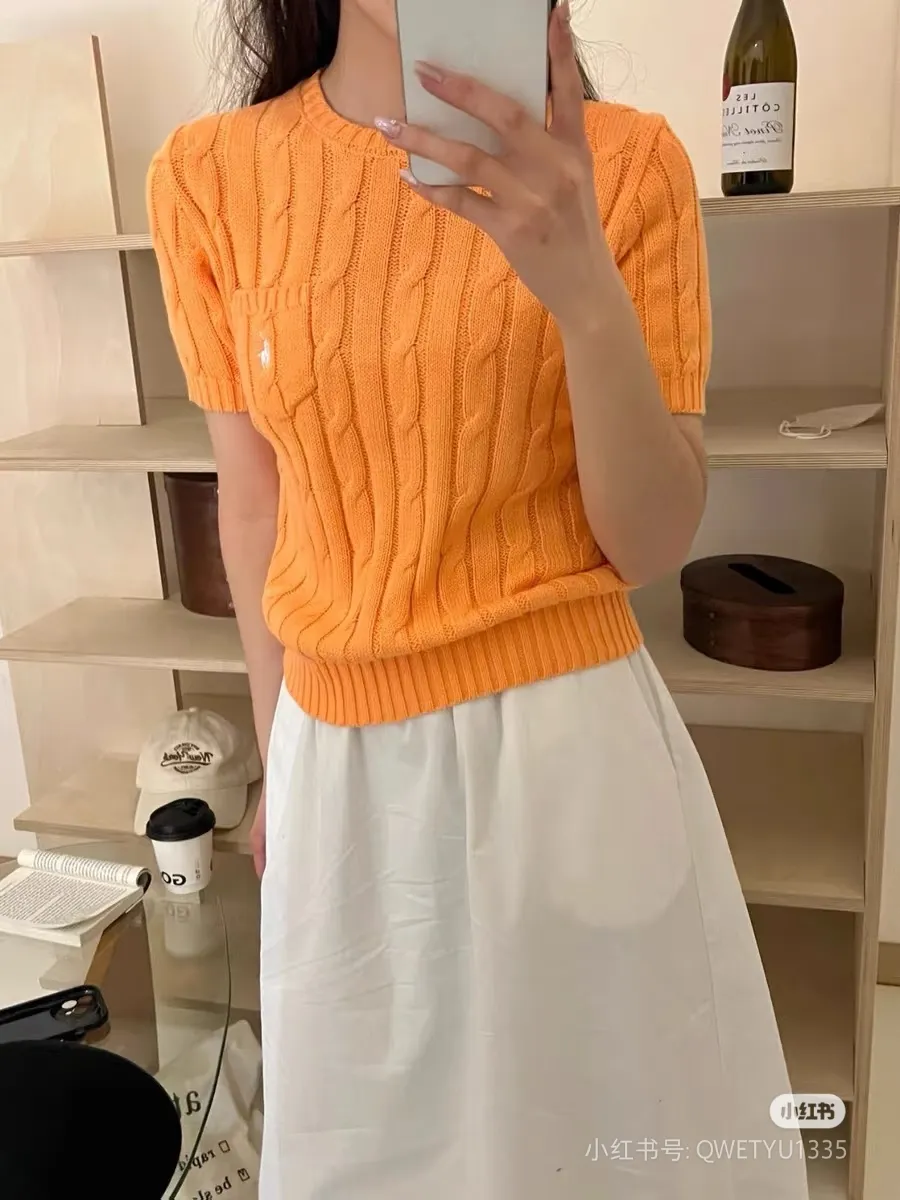 P154 💰 "Top quality" Style number: DS222# (not off the shelves all year round) [Ralph Lauren round neck pocket style solid color pony embroidered logo knitted short sleeves] ✅Ralph Lauren Ralph Lauren classic basic pocket all-match style goddess knitted short sleeves for all seasons ✅Main supplier platform live broadcast Wholesale entity Replenish when out of stock Not off the shelf ✅ZP quality 1:1 version Scan the code to enter the GF website Counter quality ✅Details and quality are the only one in Guangzhou. Imported quality cotton yarn, focusing on high-end, cost-effective, good quality needless to say. ✅The version is restored to the original order. The maximum size can be worn up to 160 pounds. Loose, comfortable and stress-free. ✅The upper body is simple and easy to match. A must-have for goddess ootd. Good-looking clothes are never picky. A must-have in the goddess’ wardrobe. Size: S-XL. Color: White, almond, purple, orange, gray, yellow, black, khaki, pink, navy, rose, green. Chinese red olive green light blue white label light blue blue label
